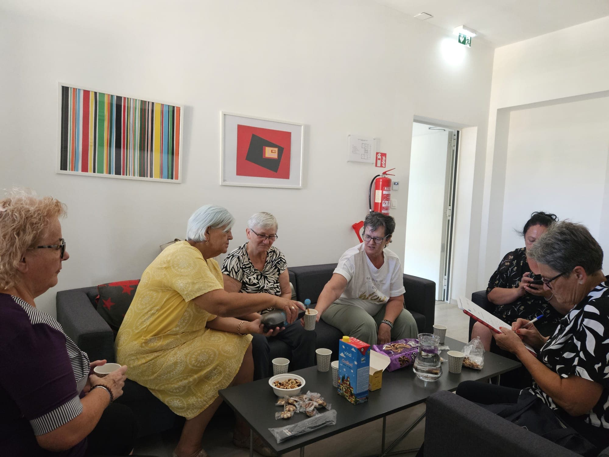 Posluživanje napitaka i grickalica na niskom stolu tijekom stanke